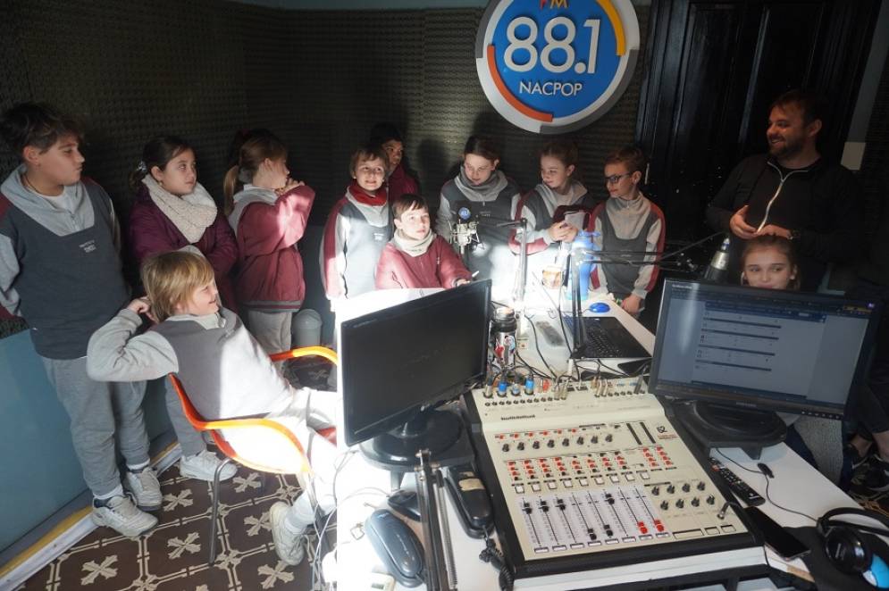 Fueron recibidos por Enzo Peralta, director del medio, y los comunicadores que conforman el plantel de la mañana.