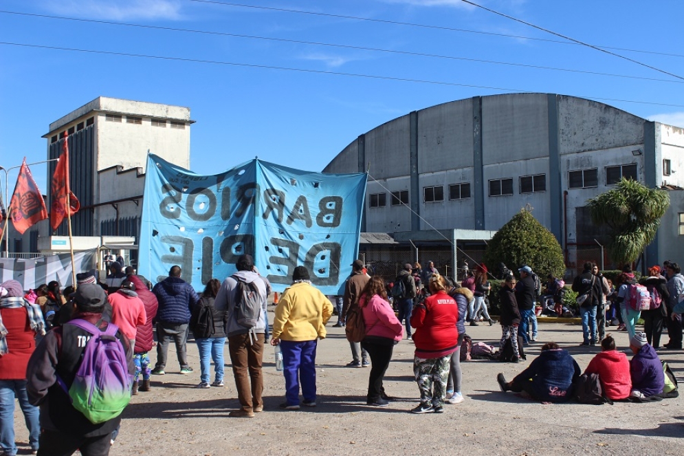 Este jueves cerca del mediodía llegaron desde Ezeiza y La Matanza más de 300 personas a la firma con sede en Pellegrini y Ruta 3.