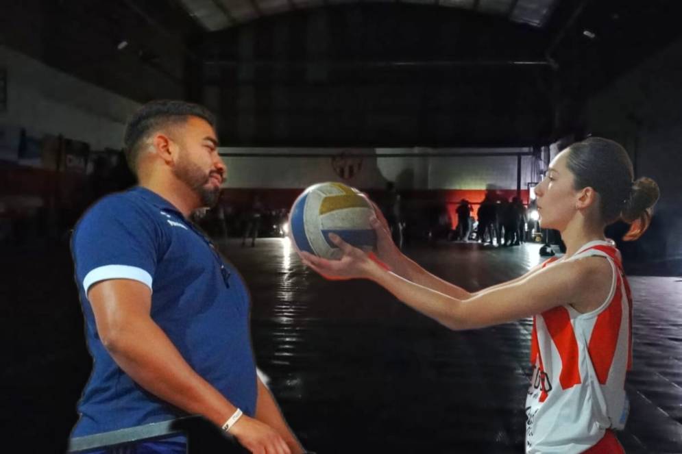 Una foto que resume la jornada: arbitro, cancha a oscuras y las ganas de jugar de las chicas de CFC.