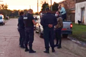 La Ford F-100 retenida en Paran&aacute; y el infractor dando explicaciones ante personal policial y de Tr&aacute;nsito.