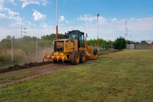 Comenzaron las obras para la cancha de sint&eacute;tico.