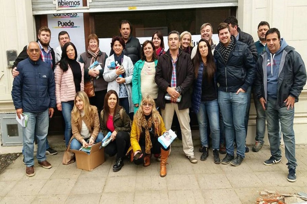 Eva Corbálan (de campera rosa), en el bunker de Cambiemos, junto a militantes del sector en plena campaña. 