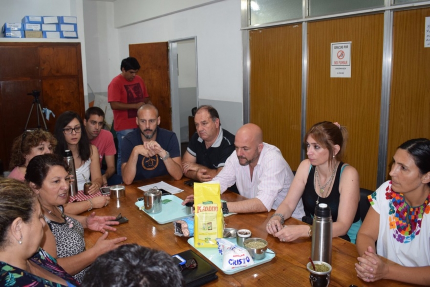 Las partes en plena reunión.