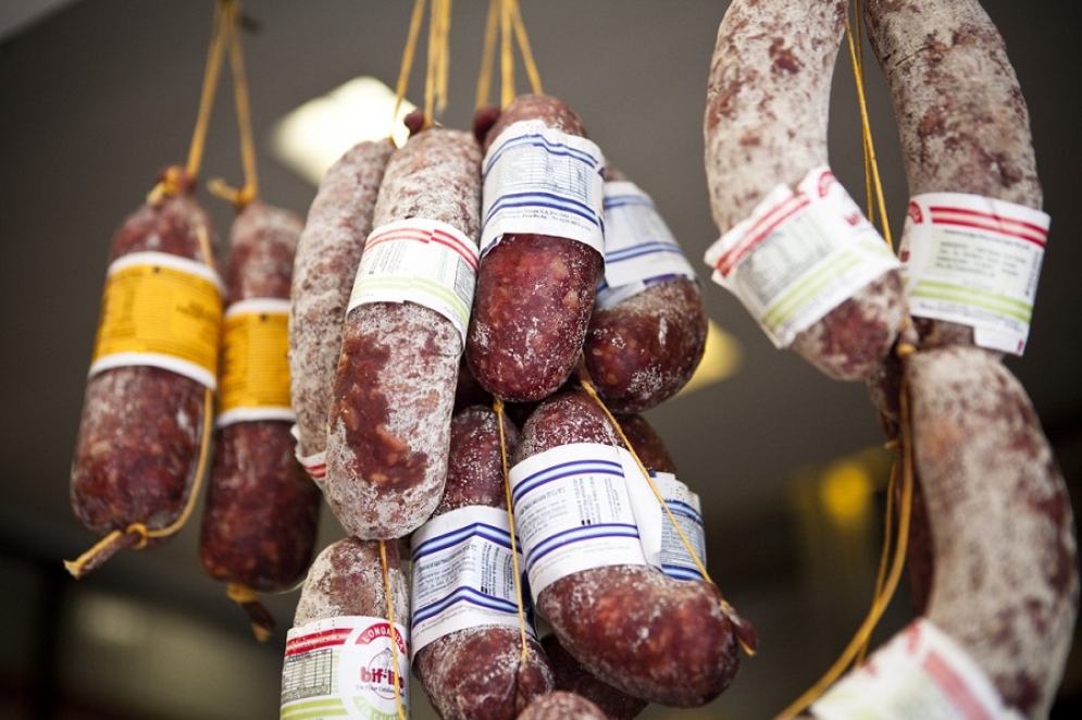 &quot;Evitar el consumo de chacinados y embutidos devenidos del cerdos&quot;.