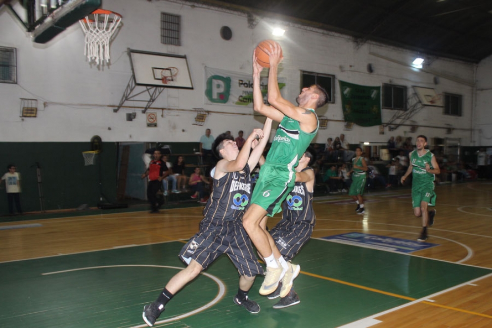 Valicenti en pleno vuelo para anotar un doble.