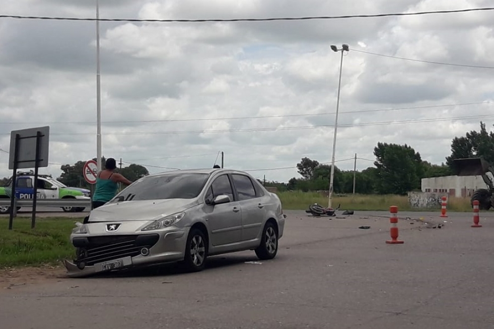 El auto y la moto involucrados en el accidente. 