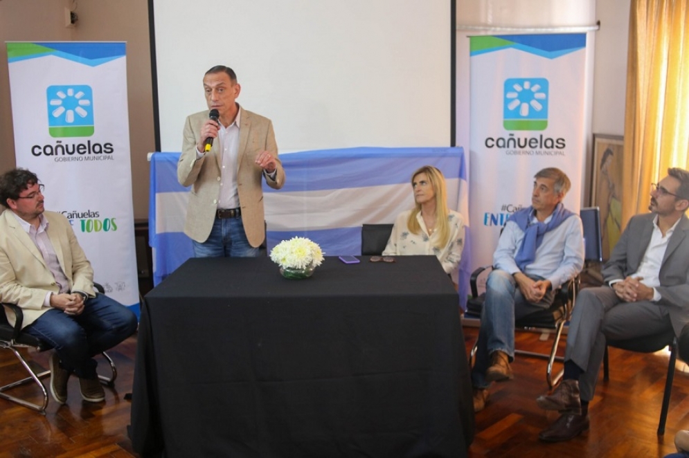 El intendente Arrieta tomó la palabra durante el acto. 