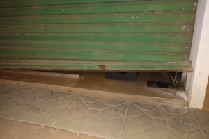 La persiana met&aacute;lica forzada en el local de Los Pozos. 