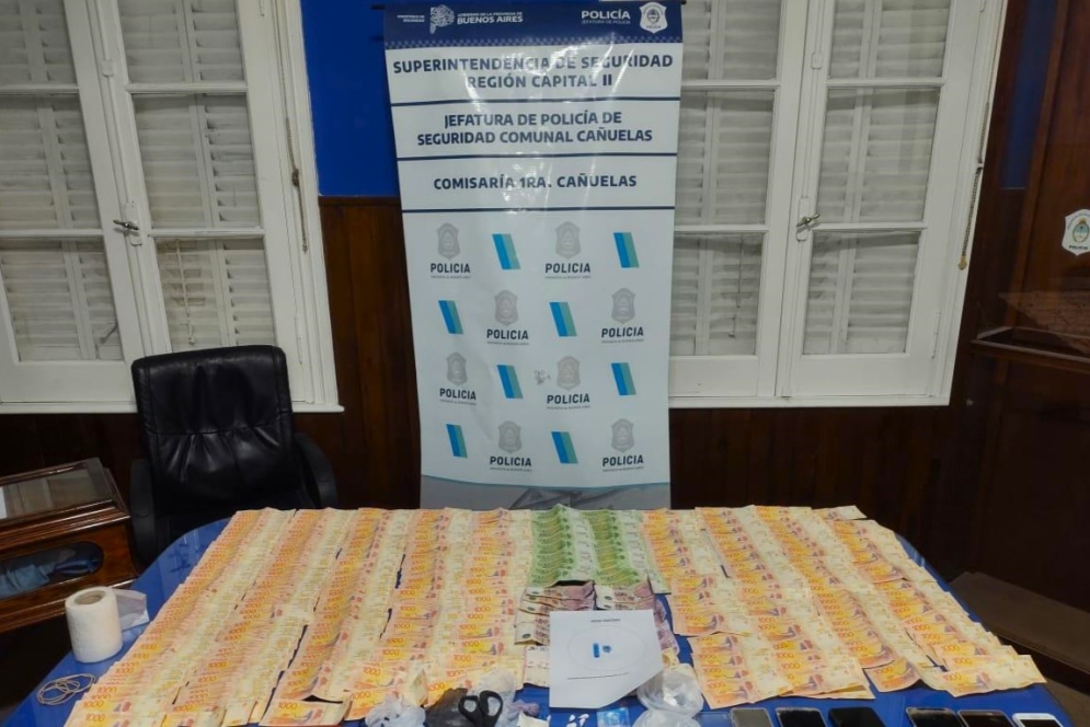 La policía incautó un &quot;piloncito&quot; de billetes naranjas.