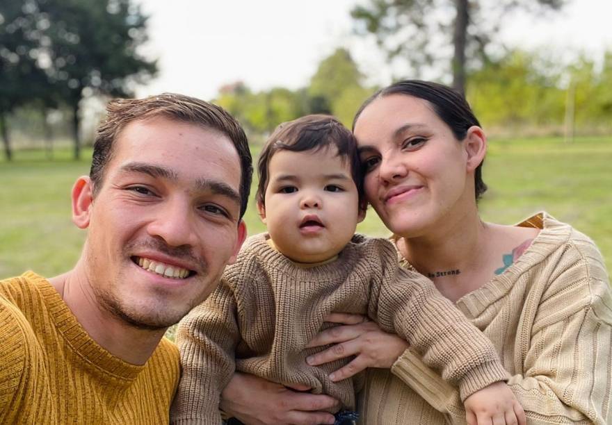 Una pareja busca trabajo urgente para no quedar en la calle con su bebé de un año