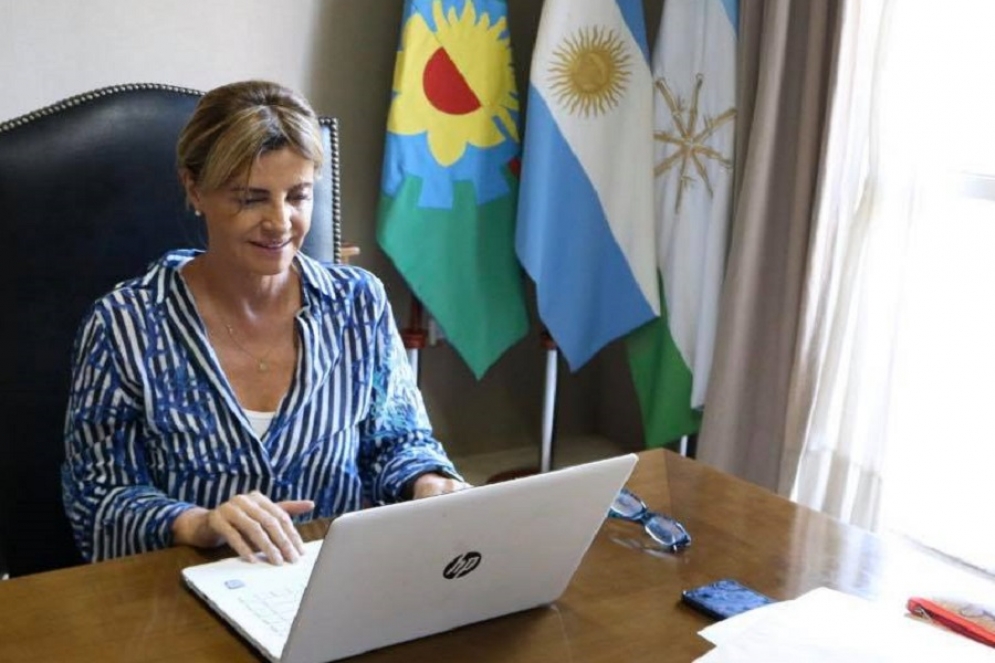 La intendenta comenzó la semana trabajando en su despacho.