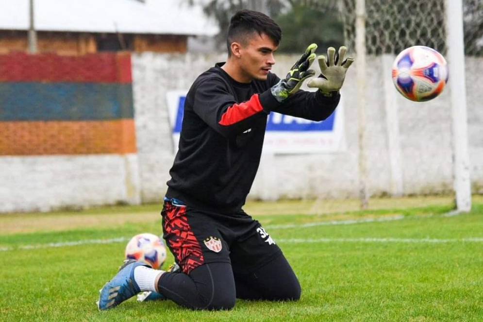 El arquero, dueño de la pelota. Ph: prensa CFC.