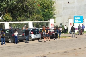 El miércoles por la mañana la fila para hisoparse en el Marzetti llegó a la vereda.