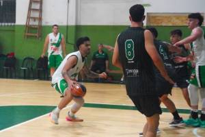 Ramiro Soto, el goleador junto a Mondino -13 pts.- yendo al canasto (Foto Archivo).