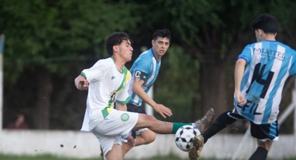 Se jugó luz artificial en la cancha del &quot;Lobito&quot;. Ph: La Huella.