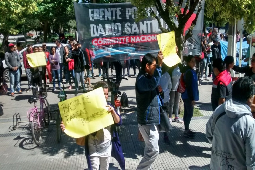 Más de 100 personas se manifestaron en la esquina del municipio