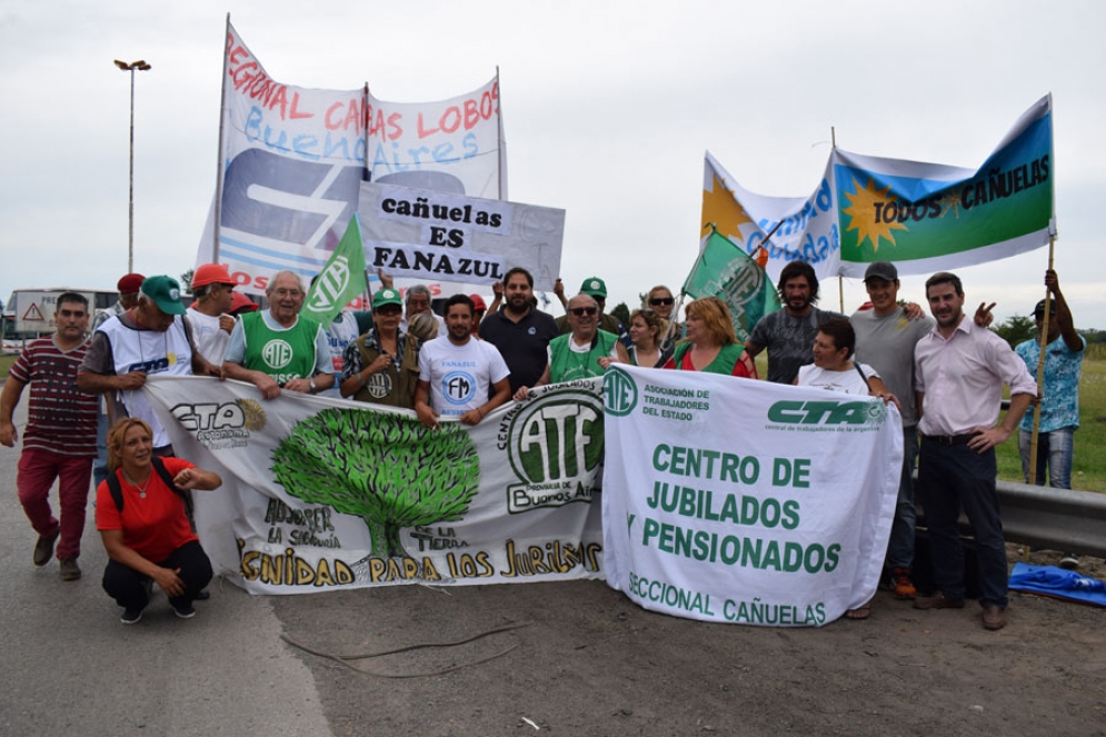 La comitiva local junto a los trabajadores despedidos. 