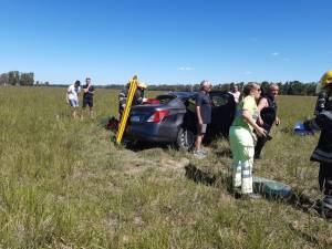 El Nissan cruzó el tejido y quedó en el interior de un campo. 