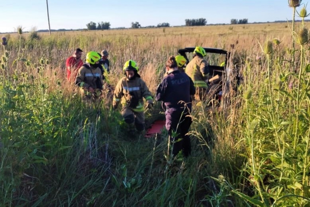 Los bomberos asistiendo al conductor del Uno.