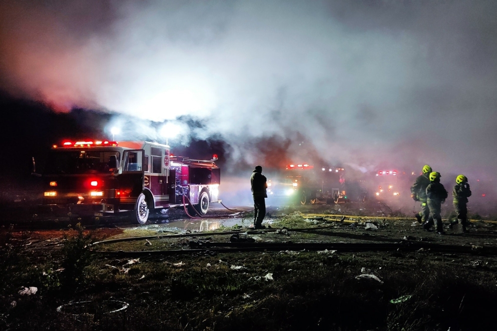 Los bomberos trabajando en el Eco Punto. 