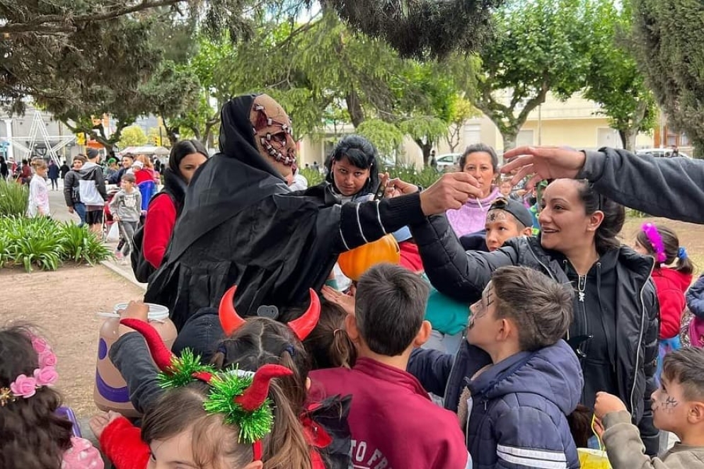 Hubo stands alegóricos, regalos, inflables y juegos para los más chicos promocionado por el municipio.