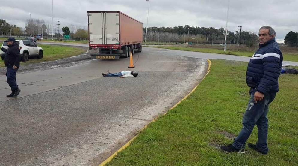 Motociclista se “comió” el cordón de la rotonda y quedó gravemente herido