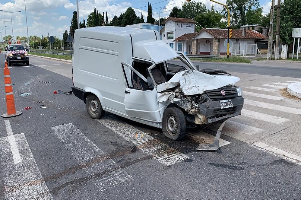 La Fiat Fiorino y el fuerte golpe en su trompa.