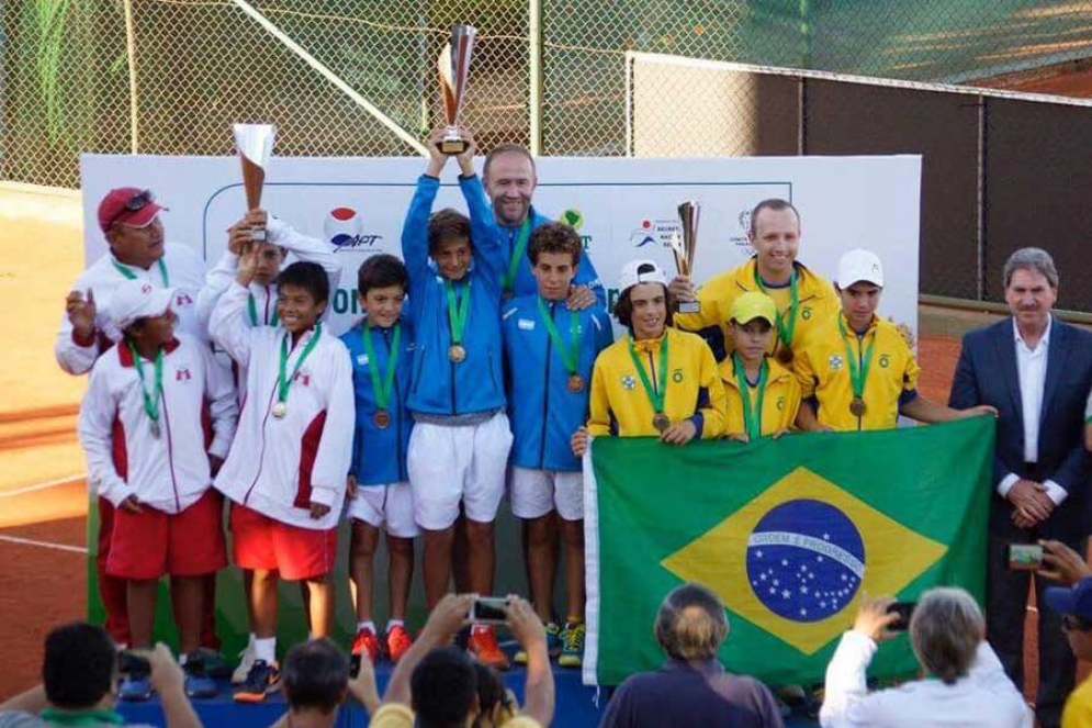 Nicolás Eli levantando el trofeo en la premiación.