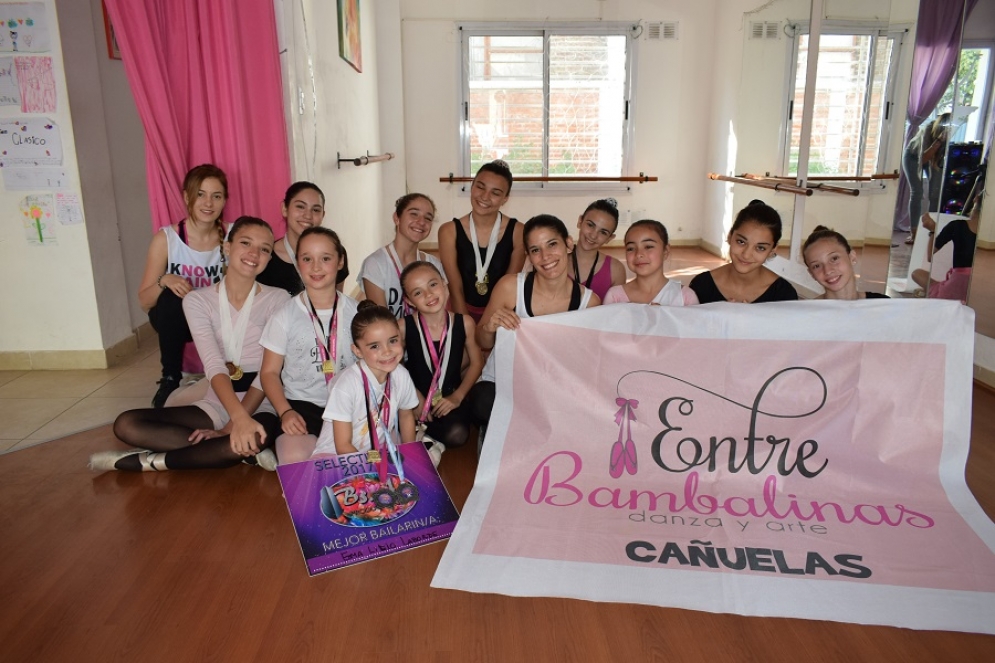 Alumnas de la academia &quot;Entre Bambalinas&quot;, que viajaran a Panamá. 