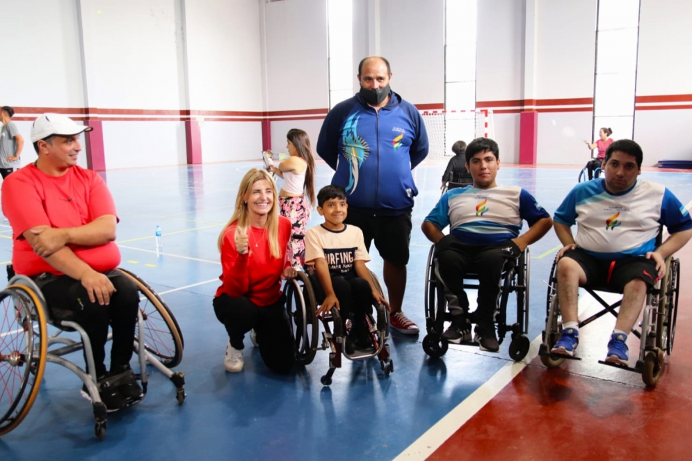 Fassi y Moliner junto a los deportistas y al entrenador.