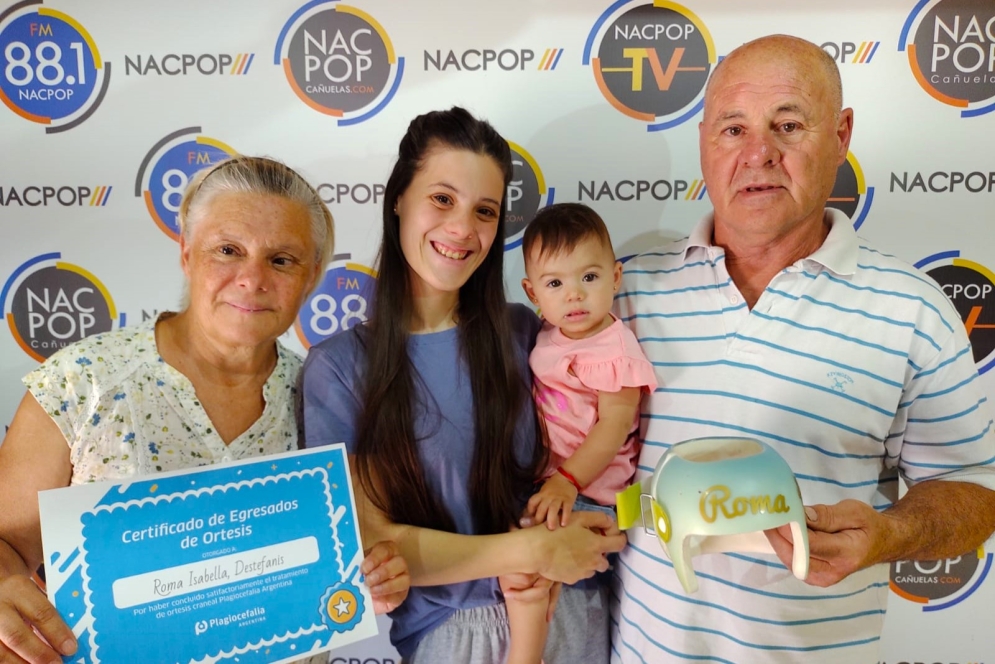 Roma en brazos de su mamá y junto a sus abuelos. 