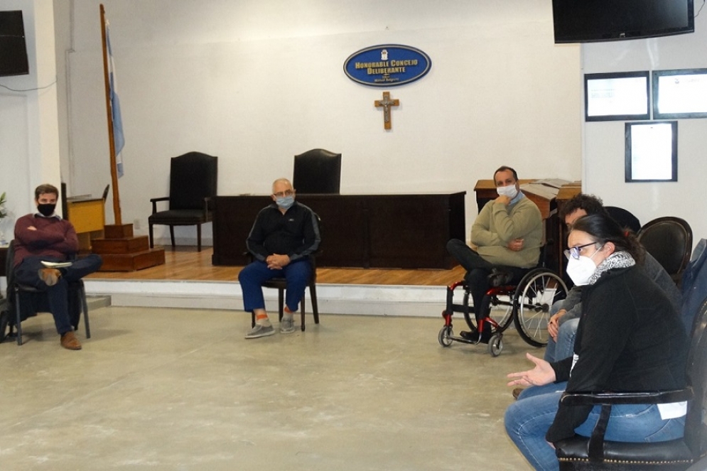 La epidemiologa, María Penné dando explicaciones durante la reunión. 