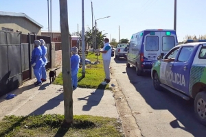 La polic&iacute;a y profesionales de la salud asisten a una casa con casos positivos en Trist&aacute;n Su&aacute;rez. FOTO (InfoRegi&oacute;n).