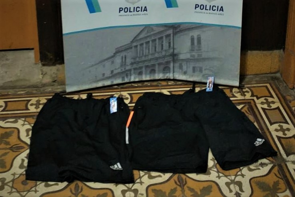 Los dos pantalones &quot;Ardidas&quot; secuestrados.