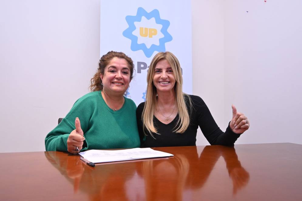 Cardozo cuando firmó la lista, junto a la intendenta Fassi.