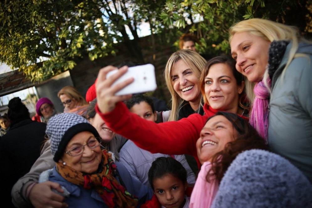 Marisa Fassi con vecinos durante una recorrida. 