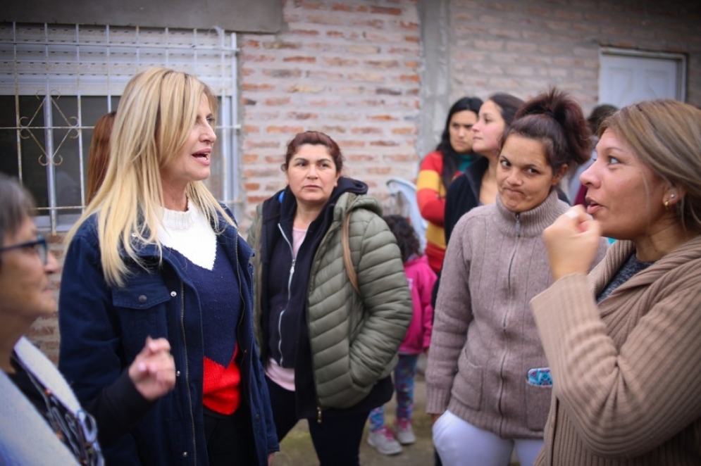 Fassi charlando con vecinos. 