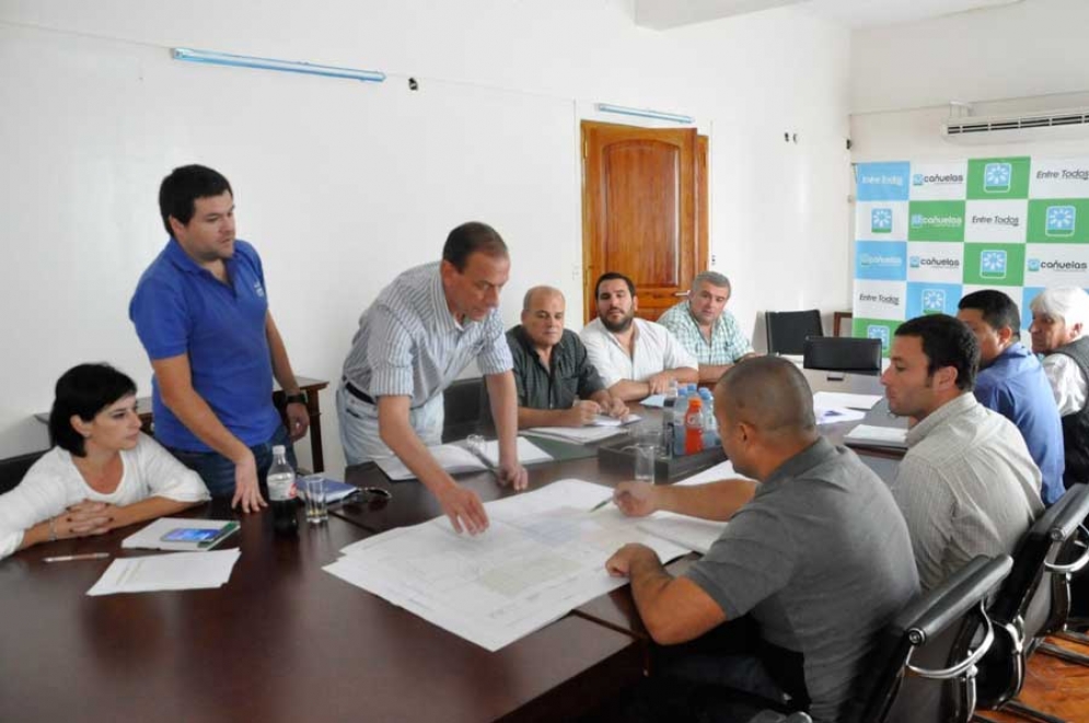 Arrieta junto a funcionario provinciales, representantes de ABSA y la empresa Casella. 