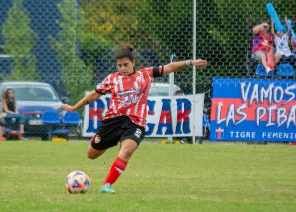 La capitana Aluminé Medina, en pleno despeje en la cancha donde hizo de local Tigre.