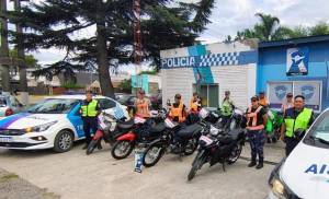 Los uniformados con las motos secuestradas.