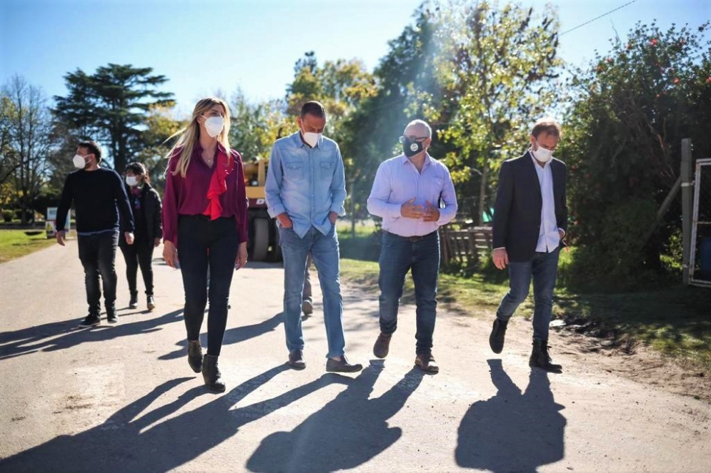 Fassi y Arrieta junto a los directivos del Hospital Dardo Rocha.