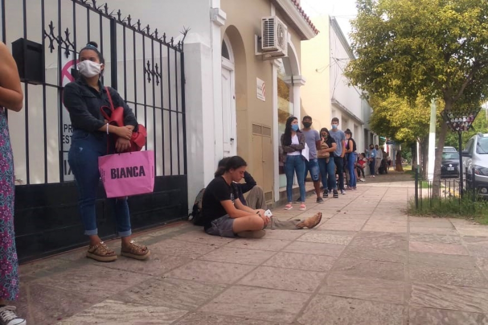 La lextensa fila sobre San Martín en el primer día de inscripción.