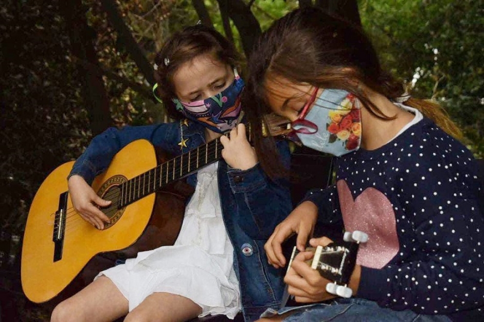 Dos alumnas del taller de guitarra de El Cultivo.