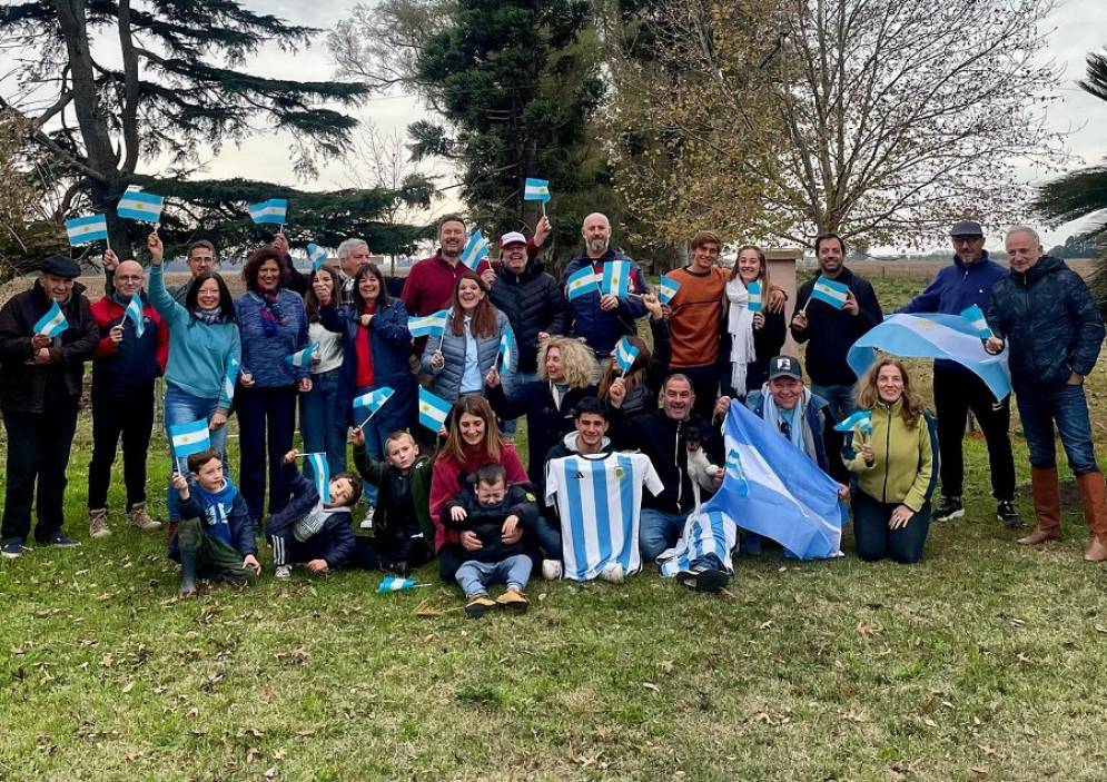 Mac Goey junto a los dirigentes que lo acompañan en el Día de la Bandera. 