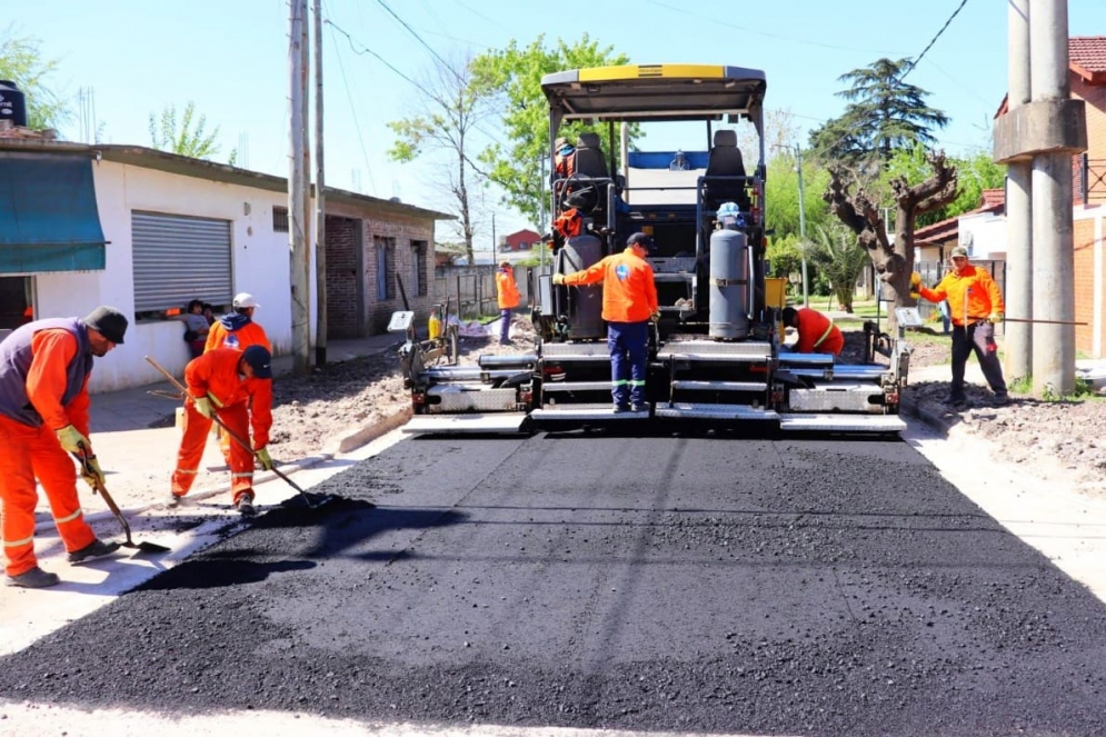 Los funcionarios siguen de cerca la evolución de las obras.