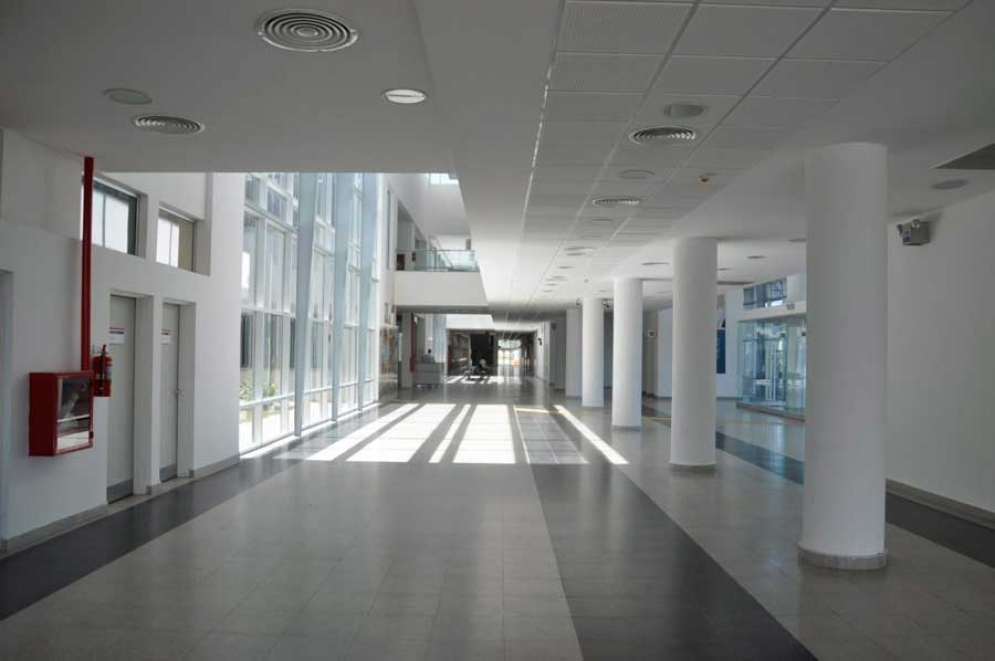 Uno de los pasillos vacíos del Hospital Regional. 