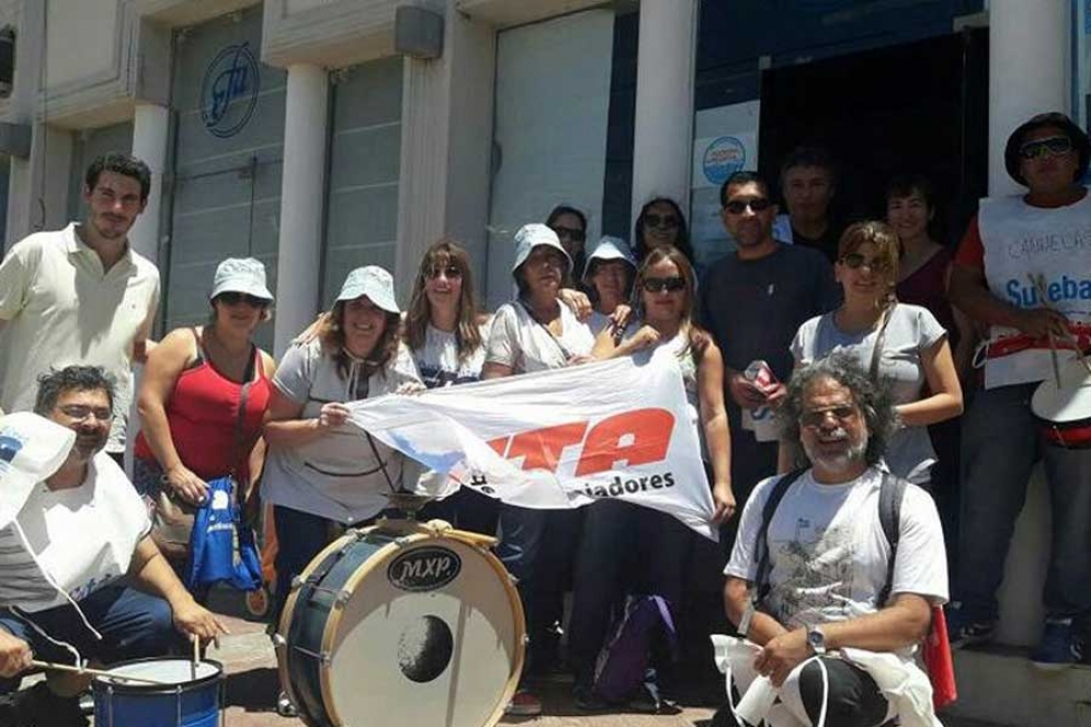 Avans junto a docentes de Cañuelas en una de las movilizaciones del sector.
