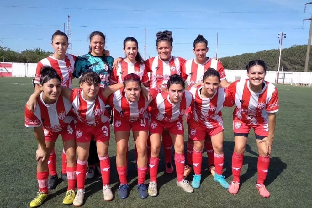 Se jugó en la cancha de césped sintético.