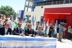 El intendente Arrieta, el gobernador Scioli, el vicepresidente Boudou y el ministro de Educación Oporto en 2010 el día de la inauguración de la Media N°2.