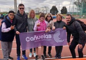 Barbieri junto a su madre, su hermano y parte de la delegación. 